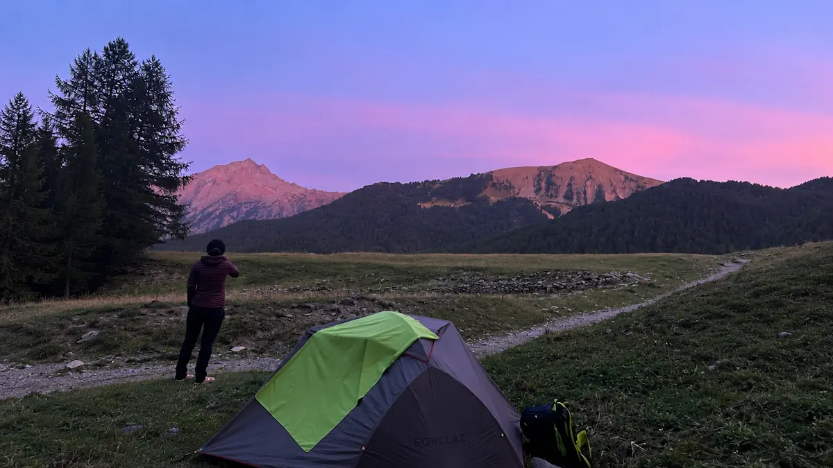 Bivouac en montagne au coucher du soleil pendant le GR5, avec le brame du cerf en arrière-plan