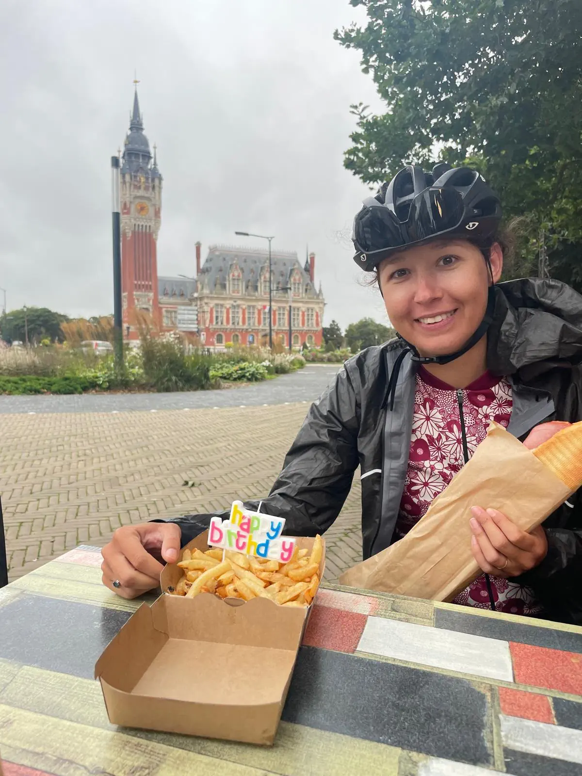 Éloïse fête ses 30 ans dans le Nord, près d’une baraque à frites, pendant son voyage à vélo