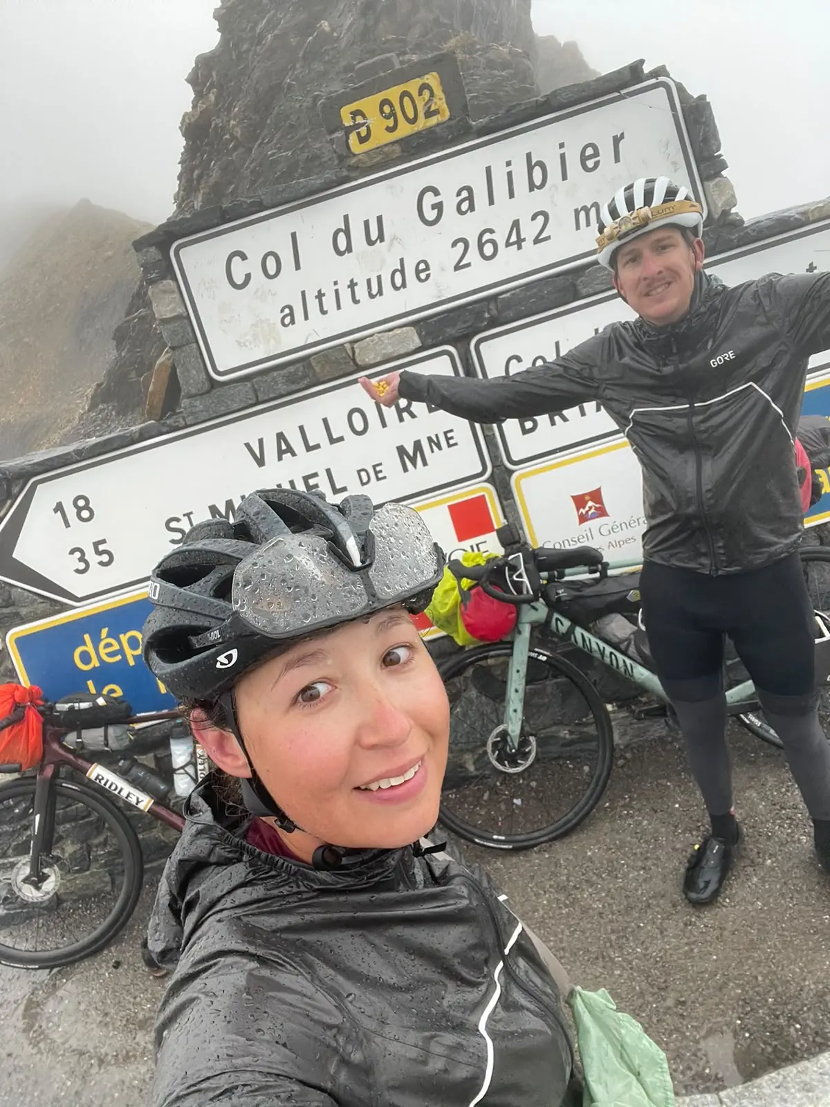 Le col du Galibier dans le froid pendant le Tour de France à vélo