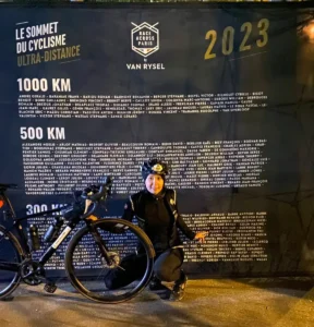 Moi avec mon vélo devant le panneau des noms