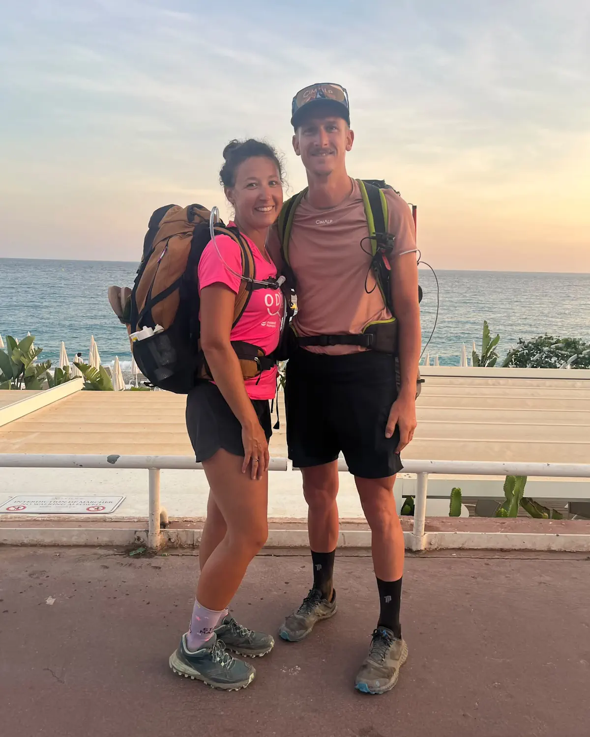 Arrivée à Nice devant la mer après 555 kilomètres de trek sur le GR5