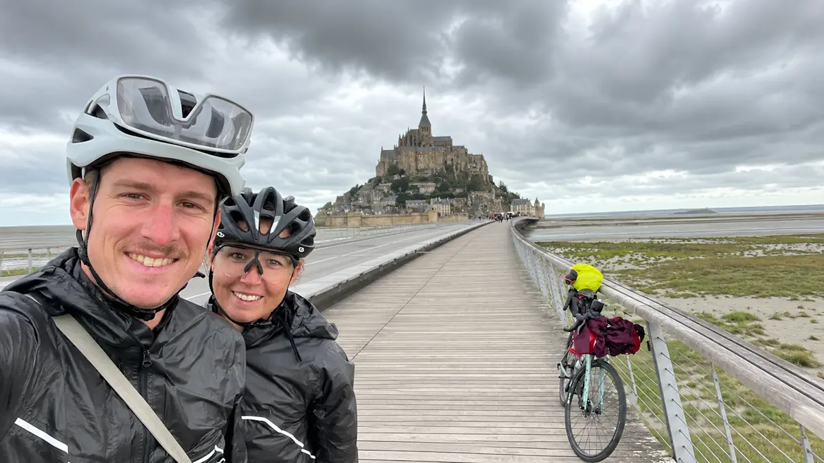 Le Mont-Saint-Michel sous la pluie lors du Tour de France à vélo d’Éloïse